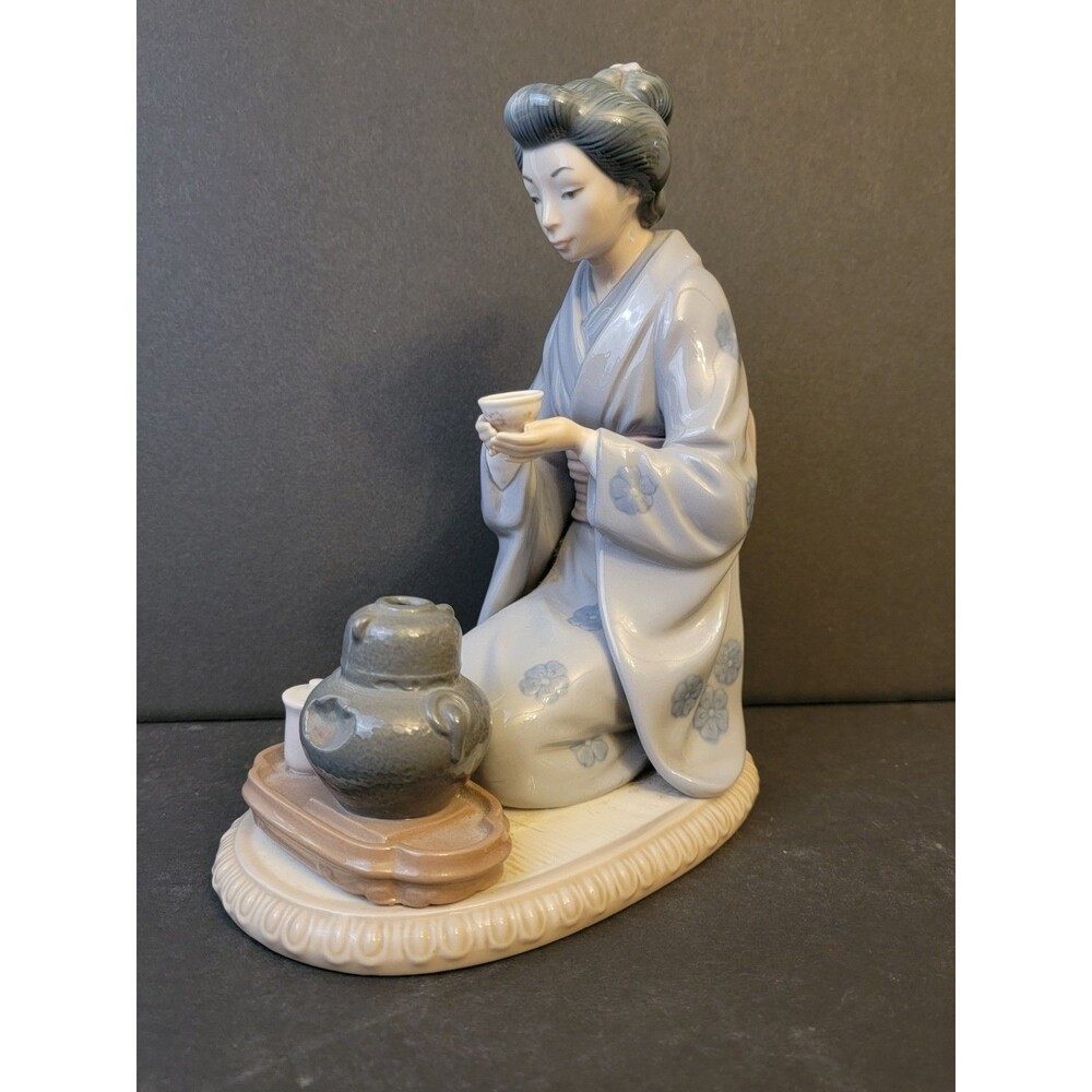 Porcelain Sculpture Lladró "Japanese Girl Serving Tea" aka "August Moon"